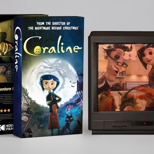 K&ouml;nnte beinhalten: Eine Coraline-Filmh&uuml;lle mit einer blauhaarigen Figur vor einem Vollmond, neben einem schwarzen Fernsehbildschirm, der eine Szene mit drei animierten Figuren in einer K&uuml;che zeigt. Die H&uuml;lle enth&auml;lt den Schriftzug Coraline.