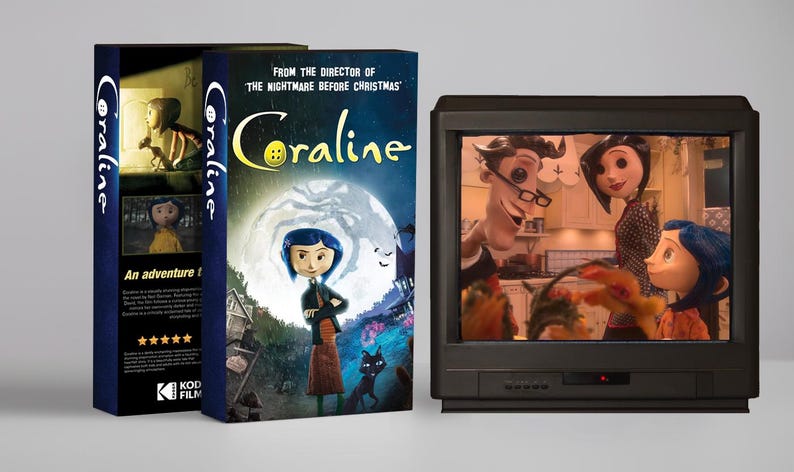 K&ouml;nnte beinhalten: Eine Coraline-Filmh&uuml;lle mit einer blauhaarigen Figur vor einem Vollmond, neben einem schwarzen Fernsehbildschirm, der eine Szene mit drei animierten Figuren in einer K&uuml;che zeigt. Die H&uuml;lle enth&auml;lt den Schriftzug Coraline.