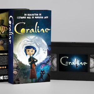 Peut inclure: Une cassette VHS Coraline avec son étui en carton. L'étui bleu présente le titre du film, un personnage aux cheveux bleus, une pleine lune et un chat noir. La cassette VHS noire porte une étiquette avec le titre Coraline et un bouton.