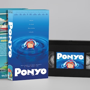 Könnte beinhalten: Zwei blaue VHS-Kassettenboxen und eine schwarze VHS-Kassette mit dem Zeichentrickfilm "Ponyo". Die Boxen haben einen blauen Farbverlaufshintergrund mit dem Filmtitel und einem Cartoon-Bild einer fischartigen Figur. Die VHS-Kassette zeigt ebenfalls den Filmtitel.