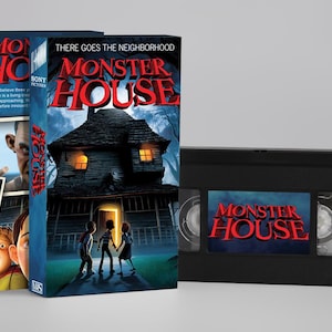 Könnte beinhalten: Eine VHS-Kassette und zwei Filmhüllen für den Animationsfilm "Monster House". Die Hüllen zeigen den Filmtitel in Rot, mit Bildern eines gruseligen Hauses und Kindern. Die VHS-Kassette ist schwarz mit dem Filmtitel auf dem Etikett.