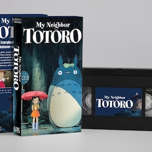 Peut inclure: Des cassettes VHS du film d'animation "Mon Voisin Totoro". Les boîtiers présentent le titre du film et des illustrations des personnages Totoro et Mei. La cassette VHS elle-même est noire avec une étiquette portant le titre du film.