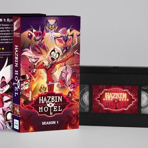 Op de afbeelding: Een VHS-band en dvd-boxset voor "Hazbin Hotel: Seizoen 1". De boxset bevat een kleurrijke illustratie van personages uit de animatieserie. De VHS-band heeft een bijpassend label met het logo van de show.