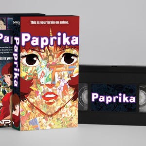 Könnte beinhalten: Drei DVD-Hüllen und eine VHS-Kassette für den Anime-Film "Paprika". Die DVD-Hüllen sind rot und schwarz und zeigen den Filmtitel und ein Artwork eines Frauengesichts. Die VHS-Kassette ist schwarz mit dem Titel "Paprika" auf dem Etikett.