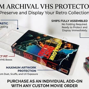 K&ouml;nnte beinhalten: Transparente, s&auml;urefreie PET-Kunststoff-Schutzh&uuml;llen f&uuml;r VHS-Kassetten, passend f&uuml;r Standard-VHS-Boxen. Das Bild zeigt eine Schutzh&uuml;lle mit einer First Blood VHS-Kassette sowie weitere leere H&uuml;llen und gestapelte Filmkassetten.