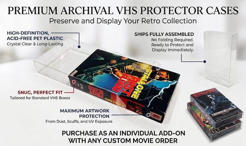 K&ouml;nnte beinhalten: Transparente, s&auml;urefreie PET-Kunststoff-Schutzh&uuml;llen f&uuml;r VHS-Kassetten, passend f&uuml;r Standard-VHS-Boxen. Das Bild zeigt eine Schutzh&uuml;lle mit einer First Blood VHS-Kassette sowie weitere leere H&uuml;llen und gestapelte Filmkassetten.