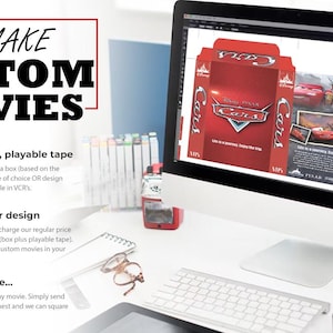 K&ouml;nnte beinhalten: Ein Computermonitor zeigt das digitale Design einer individuellen Disney Pixar Cars VHS-H&uuml;lle. Der Bildschirm zeigt das rote Cover mit Filmtitel und Bildern. Der Text links lautet WE MAKE CUSTOM MOVIES, Includes design, box, playable tape.