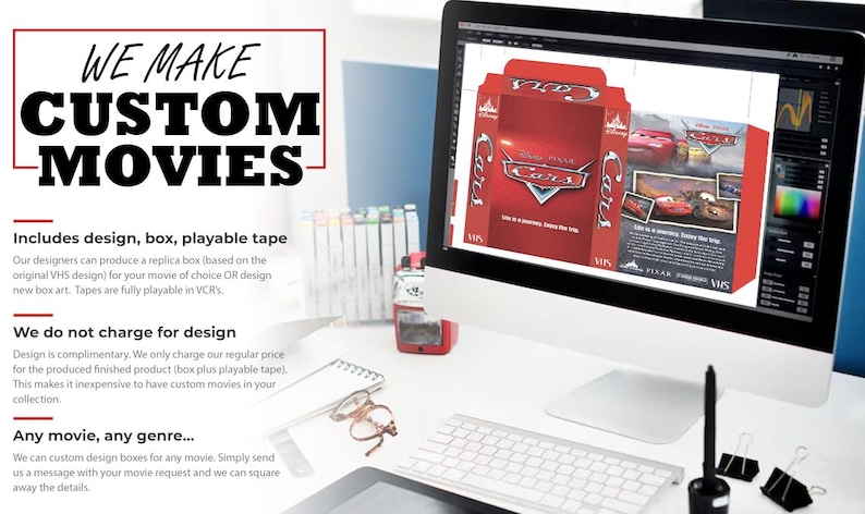 K&ouml;nnte beinhalten: Ein Computermonitor zeigt das digitale Design einer individuellen Disney Pixar Cars VHS-H&uuml;lle. Der Bildschirm zeigt das rote Cover mit Filmtitel und Bildern. Der Text links lautet WE MAKE CUSTOM MOVIES, Includes design, box, playable tape.
