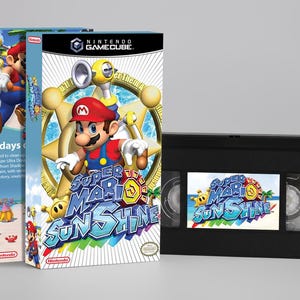 Peut inclure: Deux boîtiers de jeux vidéo et une cassette VHS avec le jeu "Super Mario Sunshine". L'étui GameCube présente Mario avec un chapeau de shérif. La cassette VHS porte le logo du jeu. Le texte "Dark days" est visible sur le côté d'un étui.