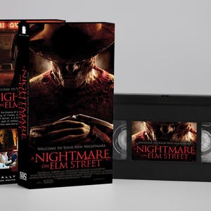 Op de afbeelding: Een Nightmare on Elm Street VHS-tape en boxset. De doos bevat een dreigende afbeelding van Freddy Krueger. De VHS-tape is zwart met een label met de tekst "Nightmare on Elm Street". De boxset bevat de tekst "Welcome to Your New Nightmare".
