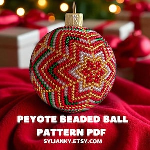 Pode incluir: Uma bola de Natal artesanal com contas, com um padrão geométrico vermelho, verde, branco e dourado. O adorno tem uma tampa de metal dourado. O texto "PEYOTE BEADED BALL PATTERN PDF SYLIANKY.ETSY.COM" é exibido abaixo.