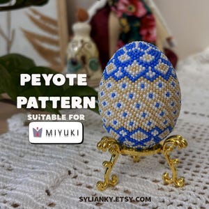 Puede incluir: Un huevo con cuentas con un patrón geométrico azul y dorado, exhibido en un soporte dorado. El texto "PEYOTE PATTERN" y "SUITABLE FOR MIYUKI" son visibles. También se muestra el nombre de la tienda Etsy "SYLIANKY.ETSY.COM".