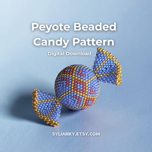 Pode incluir: Um padrão de doces com contas em azul, vermelho e dourado. O doce é redondo com embalagens de contas azuis. O texto diz "Peyote Beaded Candy Pattern Digital Download". O nome da loja Etsy também é visível.