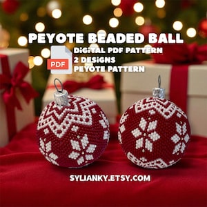 Può includere: Due palline di Natale rosse con perline con motivi a fiocco di neve e geometrici bianchi. Gli ornamenti sono esposti su una superficie rossa con scatole regalo sullo sfondo. Il testo sull'immagine recita "PEYOTE BEADED BALL" e "SYLIANKY.ETSY.COM".