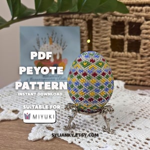 以下が含まれることがあります： ペヨーテ模様のビーズ卵。装飾的な銀色のスタンドに展示されています。卵は青、緑、黄色、赤のビーズを使ったモザイクデザインです。画像には「PDF Peyote Pattern Instant Download」と「Suitable for Miyuki」というテキストが含まれています。