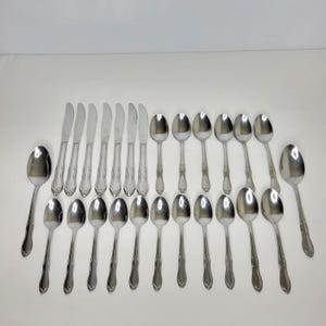 26 Piece Onieda Homestead Simeon L. & George H. Rogers Stainless Flatware Set Filigree Handles