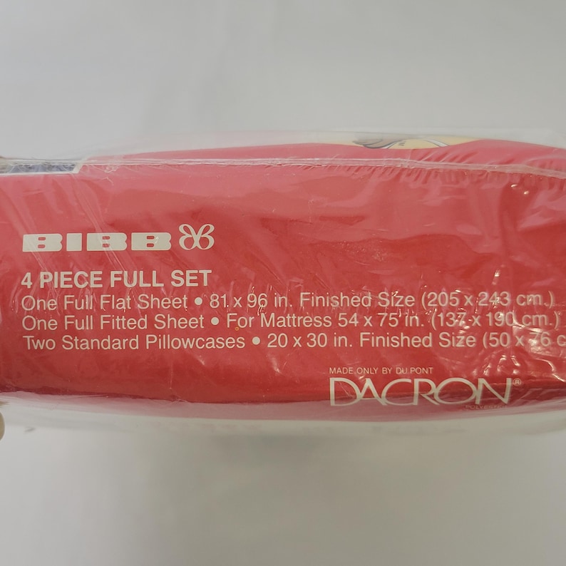Pode incluir: Um pacote vermelho e branco de len&ccedil;&oacute;is Bibb 88 de tamanho completo de 4 pe&ccedil;as feitos com Dacron. O pacote inclui um len&ccedil;ol plano, um len&ccedil;ol com el&aacute;stico e duas fronhas padr&atilde;o. O pacote lista os tamanhos acabados em polegadas e cent&iacute;metros.