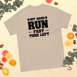 Hit Hard Run Fast Turn Left Baseball Tee, T-shirt sportspeler, Game Day-shirt, cadeau honkballiefhebber, motiverende quote, Inspire Life-T-shirt