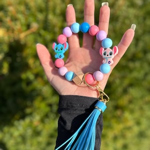 Llavero de pulsera Stitch con borla / Charm de amor personalizado y charm de palabra positiva / Pulsera con cuentas / Disney / Stitch rosa y azul