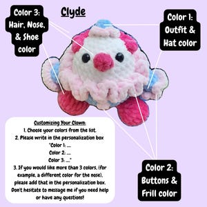 以下が含まれることがあります： 白い顔、ピンクの鼻、黒い目を持つ「Clyde」という名前の編みぐるみのピエロ。フリル付きの襟、帽子、衣装が様々な色で構成されています。テキストラベルには、髪、鼻、靴、衣装、帽子、フリルの色のカスタマイズオプションが示されています。