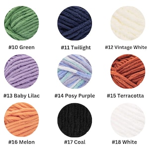 以下が含まれることがあります： #10 Green、#11 Twilight、#12 Vintage White、#13 Baby Lilac、#14 Posy Purple、#15 Terracotta、#16 Melon、#17 Coal、#18 Whiteとラベル付けされた、さまざまな色と質感の9つの円形毛糸サンプル。