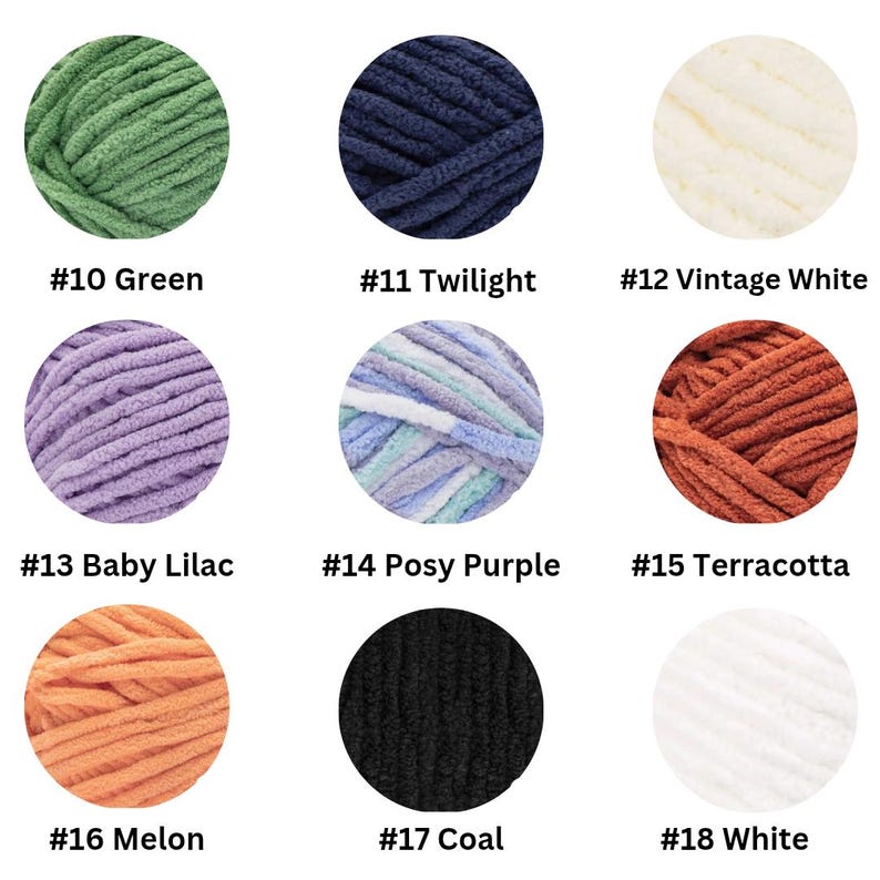 以下が含まれることがあります： #10 Green、#11 Twilight、#12 Vintage White、#13 Baby Lilac、#14 Posy Purple、#15 Terracotta、#16 Melon、#17 Coal、#18 Whiteとラベル付けされた、さまざまな色と質感の9つの円形毛糸サンプル。