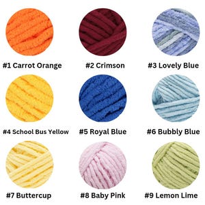 以下が含まれることがあります： 「#1 Carrot Orange」、「#2 Crimson」、「#3 Lovely Blue」、「#4 School Bus Yellow」、「#5 Royal Blue」、「#6 Bubbly Blue」、「#7 Buttercup」、「#8 Baby Pink」、「#9 Lemon Lime」とラベル付けされた、柔らかな質感の9つの円形毛糸サンプル。