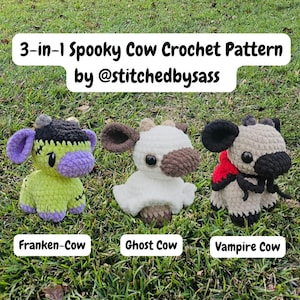 Può includere: Tre figure di mucca all'uncinetto in un ambiente erboso. Le mucche sono progettate come Franken-Cow, Ghost Cow e Vampire Cow. Il testo "3-in-1 Spooky Cow Crochet Pattern by @stitchedbysass" è in alto, con il nome di ogni mucca sotto.