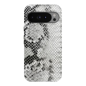 Op de afbeelding: Een rechthoekig smartphonehoesje met een contrastrijk zwart-wit slangenleerpatroon. Het ontwerp bedekt de gehele achterzijde, inclusief een horizontale camera-uitsparing aan de bovenzijde met meerdere zichtbare lensopeningen.