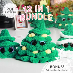 Op de afbeelding: Een verzameling groene gehaakte kerstbomen met grote, wiebelende ogen. Sommige bomen hebben witte of gele accenten. De afbeelding bevat de tekst "12 IN 1 BUNDLE" en "BONUS! Printables Included."