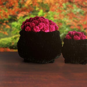Cauldron shown in 3 available sizes.