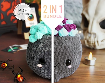 Può includere: Un'immagine divisa mostra due giocattoli di peluche a forma di calderone grigio, ciascuno con un condimento diverso: uno con verde acqua, l'altro con viola e verde acqua. Il testo "2 IN 1 BUNDLE" è visualizzato sopra i giocattoli. L'immagine include anche ragni decorativi e un teschio.