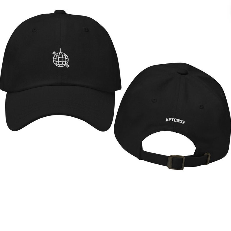 Puede incluir: Gorra de b&eacute;isbol negra con un dise&ntilde;o de bola de discoteca bordada en blanco en la parte delantera. La parte trasera de la gorra presenta el texto bordado "AFTER?". La gorra tiene una visera curva y un cierre de hebilla met&aacute;lica ajustable.