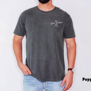 Op de afbeelding: Donkergrijs T-shirt met de tekst "Best Papa" en een golfclubafbeelding. Het shirt heeft een ronde hals en korte mouwen. De tekst "BY PAR" staat onder de afbeelding. Het shirt is gemaakt van zacht materiaal.