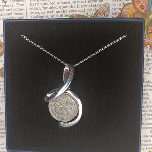 Pendentif note de musique avec six pence de 1954, cadeau d'anniversaire pour 70e anniversaire d'une femme, cadeau d'anniversaire pour grand-mère, pendentif croche image 4