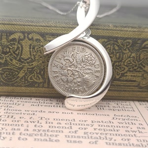 Pendentif note de musique avec six pence de 1954, cadeau d'anniversaire pour 70e anniversaire d'une femme, cadeau d'anniversaire pour grand-mère, pendentif croche image 2