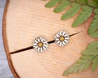 Wooden daisy stud earrings, playful flower earrings made of wood, wooden daisy gift, sustainable wooden daisy stud earrings