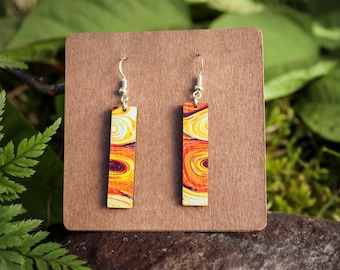 Pendientes largos geométricos de madera, joyería minimalista sostenible, pendientes abstractos modernos, pendientes boho coloridos, pendientes colgantes amarillos.