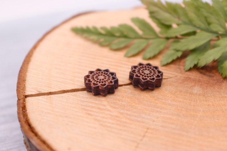 süße Mandala Ohrstecker aus Holz, kleine geometrische Ohrringe Mandala, Mandala Blumen Ohrstecker klein, filigraner Schmuck leicht niedlich Bild 5