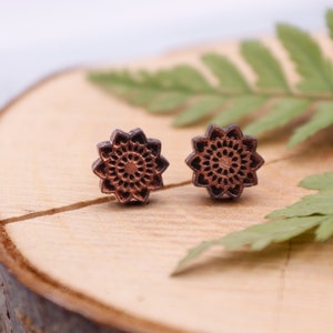 cute mandala stud earrings made of wood, small geometric earrings mandala, mandala flower stud earrings small, delicate jewelry slightly cute