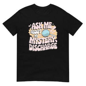 Chiedimi della mia misteriosa dimissione, maglietta con grafica divertente per abbigliamento casual, regalo unico per amici e familiari