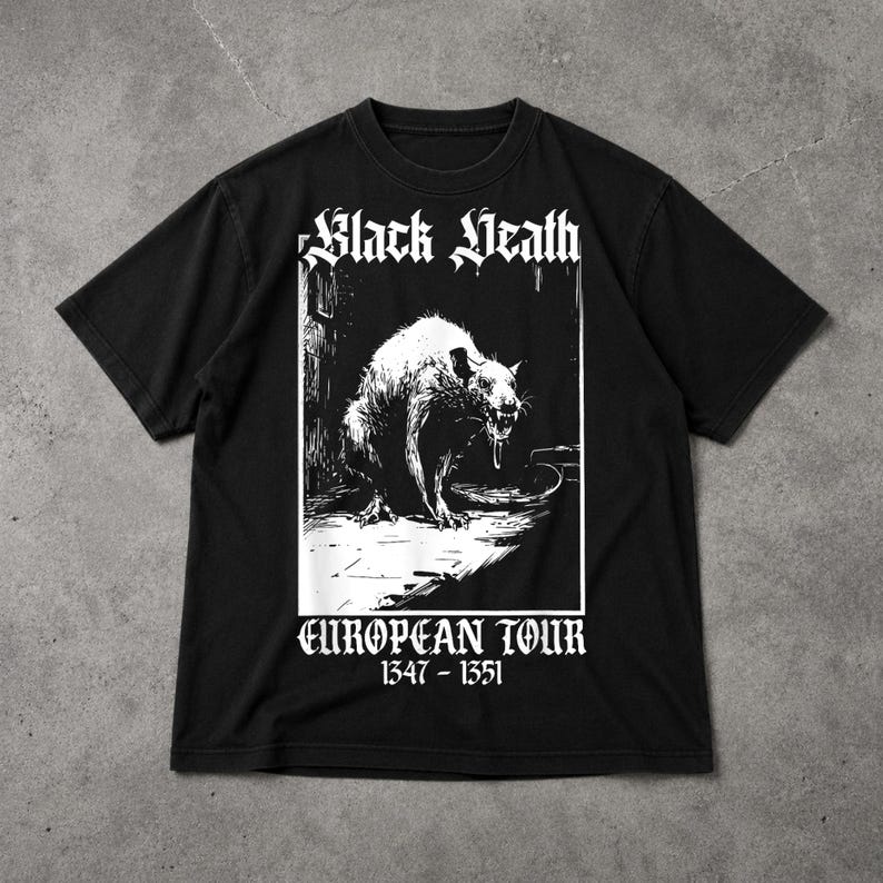 Puede incluir: Camiseta negra con un gr&aacute;fico blanco de una rata y el texto "Black Death" y "European Tour 1347-1351". El dise&ntilde;o tiene una est&eacute;tica vintage y g&oacute;tica.