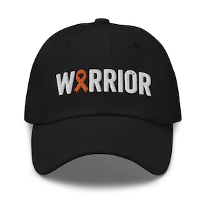 Puede incluir: Gorra de béisbol negra con una cinta naranja y la palabra "WARRIOR" bordada en blanco.