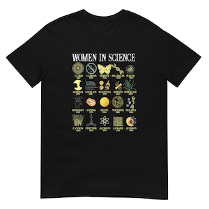 Puede incluir: Camiseta negra con la frase "WOMEN IN SCIENCE" y una cuadrícula de símbolos científicos y nombres, incluyendo Curie y Hopper. Una camiseta gráfica única para los entusiastas de la ciencia.