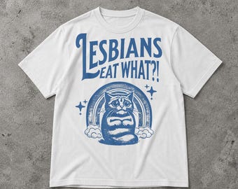 レズビアンは何を食べる？Tシャツ、面白いLGBTQミームグラフィックTシャツ、カオスなレズビアンユーモアユニセックスTシャツ