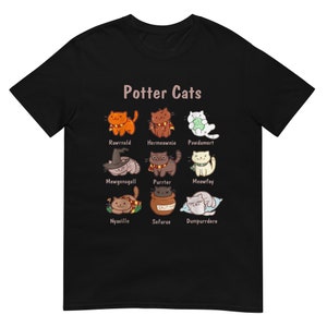 Puede incluir: Camiseta negra con un gráfico de gatos vestidos como personajes de la serie Harry Potter. El texto "Potter Cats" está en la parte superior del gráfico. Los nombres de los gatos están listados debajo de cada gato.