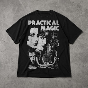 Camiseta de terror con temática de magia práctica, camiseta gráfica vintage de bruja, camiseta con estética espeluznante de Halloween, camiseta gótica mágica.
