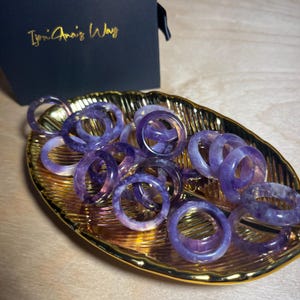 Chevron Amethyst Ring : schmales geschnitztes Kristallband (zerbrechlich)