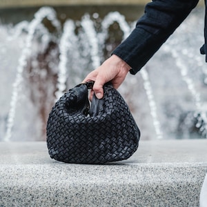 Bolso pequeño de piel italiana tejida en color negro / Bolso de piel italiana en color negro / Bolso de hombro pequeño en color negro / Piel tejida sin estampado /