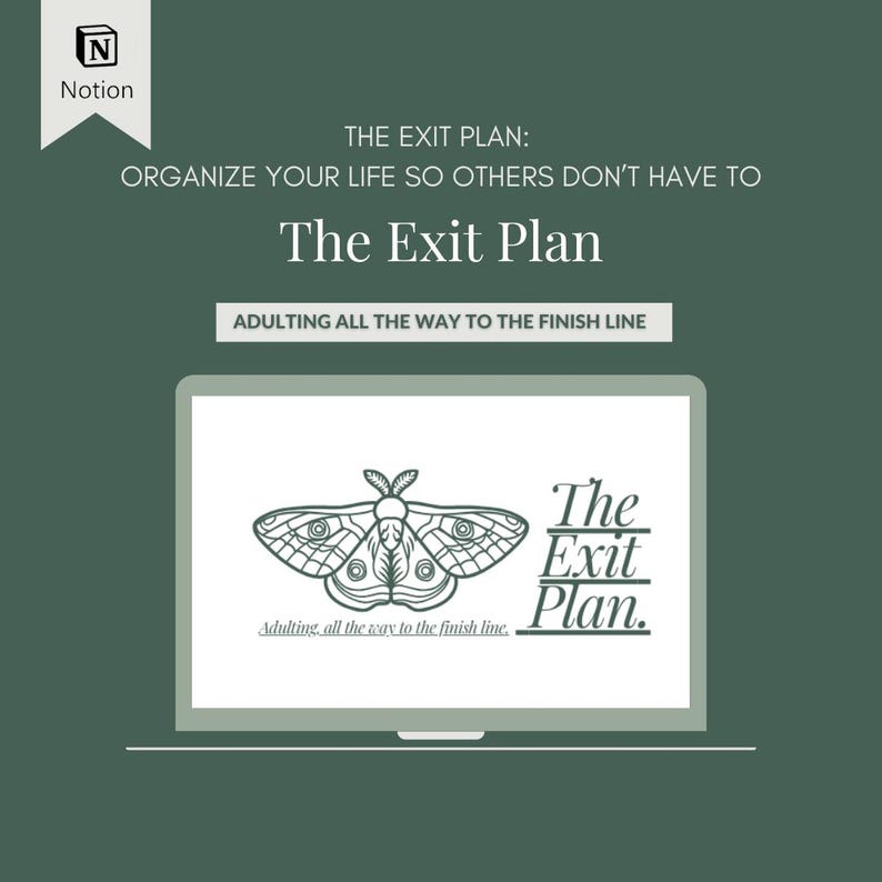 K&ouml;nnte beinhalten: Ein Laptop-Bildschirm zeigt eine Grafik eines Nachtfalters mit dem Text "The Exit Plan. Adulting, all the way to the finish line." Der Text "The Exit Plan: Organize your life so others don't have to" wird &uuml;ber dem Laptop angezeigt.